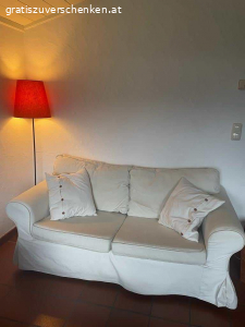 2er Ikea Sofa weiß. Wir verschenken ein 2er Ikea Sofa in guten Zustand. Der Bezug ist waschbar (frische gewaschen) das Sofa hat keine größeren Flecken. Wir sind ein Rauch-und tierfreier Haushalt. Nur Abholung. Wir wohnen im 2.Stock. Die Lampe auf dem Bild wird bei Bedarf dazu geschenkt.