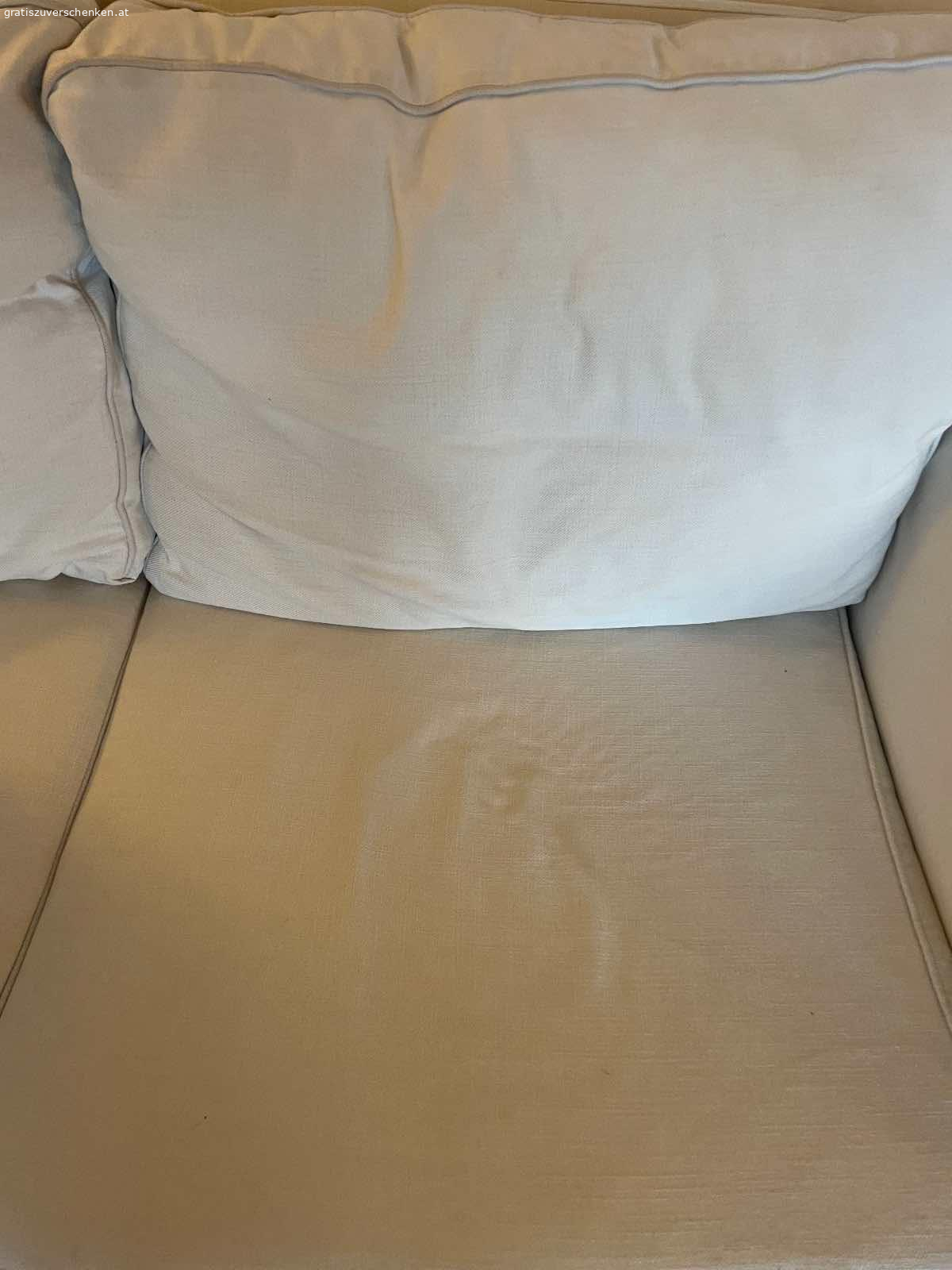 2er Ikea Sofa weiß. Wir verschenken ein 2er Ikea Sofa in guten Zustand. Der Bezug ist waschbar (frische gewaschen) das Sofa hat keine größeren Flecken. Wir sind ein Rauch-und tierfreier Haushalt. Nur Abholung. Wir wohnen im 2.Stock. Die Lampe auf dem Bild wird bei Bedarf dazu geschenkt.