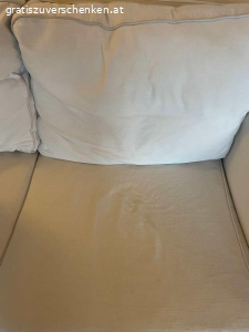 2er Ikea Sofa weiß. Wir verschenken ein 2er Ikea Sofa in guten Zustand. Der Bezug ist waschbar (frische gewaschen) das Sofa hat keine größeren Flecken. Wir sind ein Rauch-und tierfreier Haushalt. Nur Abholung. Wir wohnen im 2.Stock. Die Lampe auf dem Bild wird bei Bedarf dazu geschenkt.