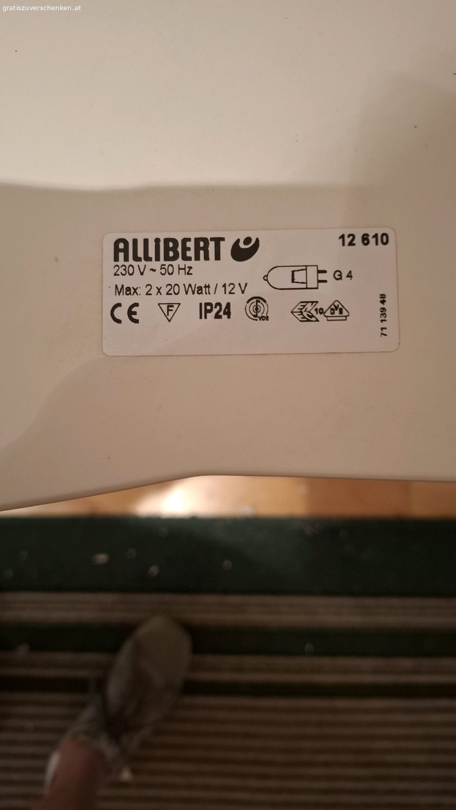 Allibert. Allibert weiss mit Spiegeltüren
Gratis abzugeben 
Breite 70 cm, Höhe 79 cm, Tiefe 23 cm
Voll funktionsfähig
Nur Selbstabholung
Keine Garantie oder Rücknahme möglich
