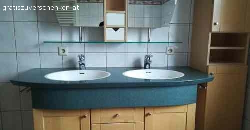 Badezimmermöbel. Schöner  Badezimmer verbau in Ahorn mit Spiegelschrank