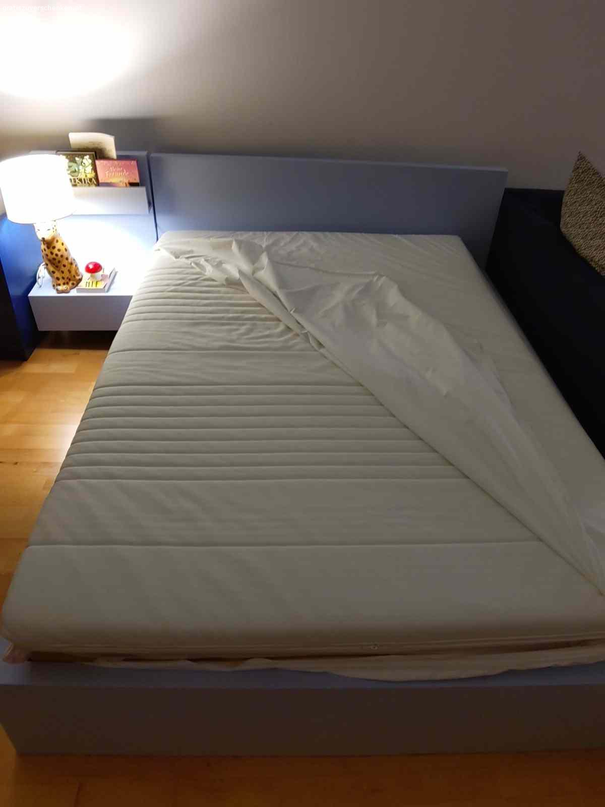 Bett 140x200 MALM IKEA mit Lattenrost und Nachttisch. Wegen Umzug verschenke ich mein selbst bemaltes (hellblau/geht ein wenig ins violettfarbende) Ikea-Malmbett inkl. Nachttisch und Lattenrost (ohne Matratze). Abgeholt werden kann das Bett bei mir in Innsbruck :) liebe Grüße Caro