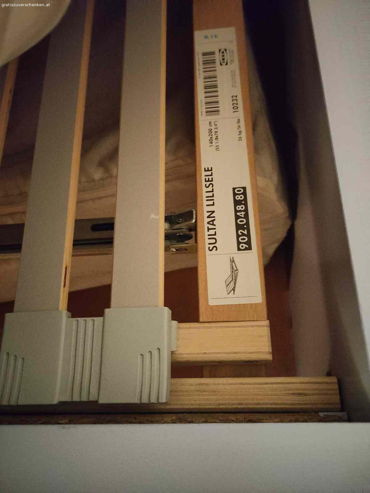 Bett 140x200 MALM IKEA mit Lattenrost und Nachttisch. Wegen Umzug verschenke ich mein selbst bemaltes (hellblau/geht ein wenig ins violettfarbende) Ikea-Malmbett inkl. Nachttisch und Lattenrost (ohne Matratze). Abgeholt werden kann das Bett bei mir in Innsbruck :) liebe Grüße Caro