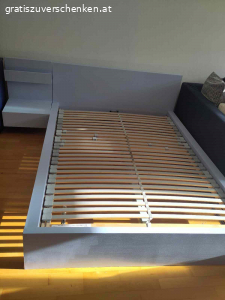 Bett 140x200 MALM IKEA mit Lattenrost und Nachttisch. Wegen Umzug verschenke ich mein selbst bemaltes (hellblau/geht ein wenig ins violettfarbende) Ikea-Malmbett inkl. Nachttisch und Lattenrost (ohne Matratze). Abgeholt werden kann das Bett bei mir in Innsbruck :) liebe Grüße Caro