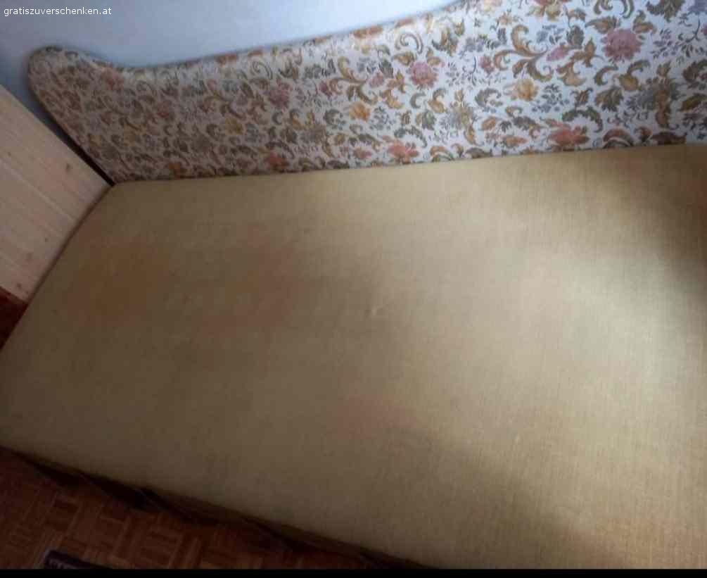 Bett mit Bettkasten 90x190/ Einzelbett. Bett mit Auffbewahrungsfach / Stauraum / Bettkasten für Decke, Polster etc...

Samt Currygelb / gold 190 cm lang und 93 cm breit. Mit Bettkasten für Decken etc...darunter.

Seitenwand ist nicht am Bett fixiert und kann separat verwendet werden.

Abholung im 13. Speising. Nähe Speisingerstrasse. 1130 Wien. 

Nichtraucher Haushalt.