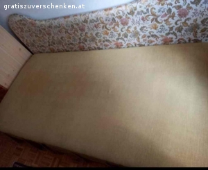 Bett mit Bettkasten 90x190/ Einzelbett. Bett mit Auffbewahrungsfach / Stauraum / Bettkasten für Decke, Polster etc...

Samt Currygelb / gold 190 cm lang und 93 cm breit. Mit Bettkasten für Decken etc...darunter.

Seitenwand ist nicht am Bett fixiert und kann separat verwendet werden.

Abholung im 13. Speising. Nähe Speisingerstrasse. 1130 Wien. 

Nichtraucher Haushalt.