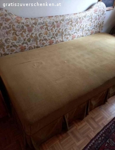 Bett mit Bettkasten 90x190/ Einzelbett. Bett mit Auffbewahrungsfach / Stauraum / Bettkasten für Decke, Polster etc...

Samt Currygelb / gold 190 cm lang und 93 cm breit. Mit Bettkasten für Decken etc...darunter.

Seitenwand ist nicht am Bett fixiert und kann separat verwendet werden.

Abholung im 13. Speising. Nähe Speisingerstrasse. 1130 Wien. 

Nichtraucher Haushalt.