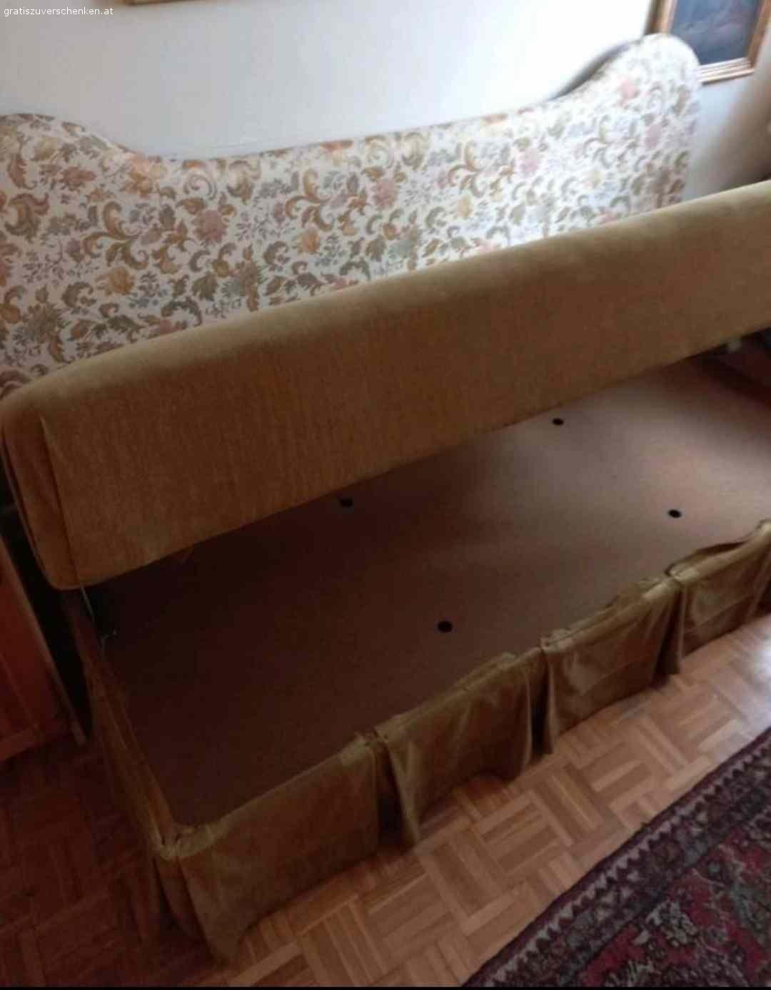Bett mit Bettkasten 90x190/ Einzelbett. Bett mit Auffbewahrungsfach / Stauraum / Bettkasten für Decke, Polster etc...

Samt Currygelb / gold 190 cm lang und 93 cm breit. Mit Bettkasten für Decken etc...darunter.

Seitenwand ist nicht am Bett fixiert und kann separat verwendet werden.

Abholung im 13. Speising. Nähe Speisingerstrasse. 1130 Wien. 

Nichtraucher Haushalt.