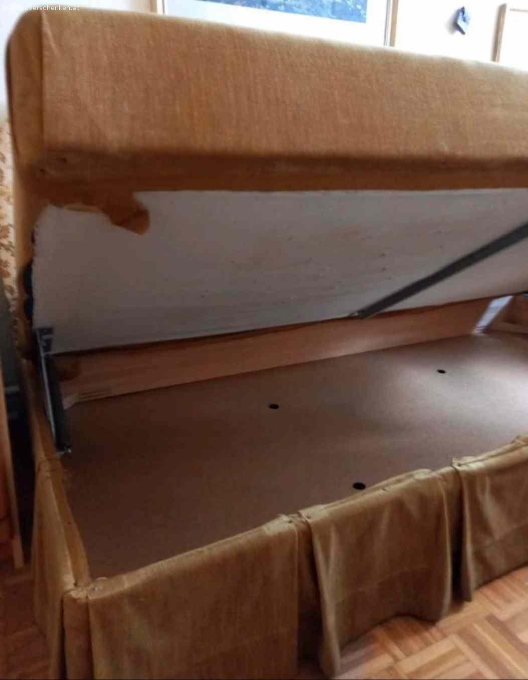 Bett mit Bettkasten 90x190/ Einzelbett. Bett mit Auffbewahrungsfach / Stauraum / Bettkasten für Decke, Polster etc...

Samt Currygelb / gold 190 cm lang und 93 cm breit. Mit Bettkasten für Decken etc...darunter.

Seitenwand ist nicht am Bett fixiert und kann separat verwendet werden.

Abholung im 13. Speising. Nähe Speisingerstrasse. 1130 Wien. 

Nichtraucher Haushalt.