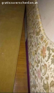 Bett mit Bettkasten 90x190/ Einzelbett. Bett mit Auffbewahrungsfach / Stauraum / Bettkasten für Decke, Polster etc...

Samt Currygelb / gold 190 cm lang und 93 cm breit. Mit Bettkasten für Decken etc...darunter.

Seitenwand ist nicht am Bett fixiert und kann separat verwendet werden.

Abholung im 13. Speising. Nähe Speisingerstrasse. 1130 Wien. 

Nichtraucher Haushalt.