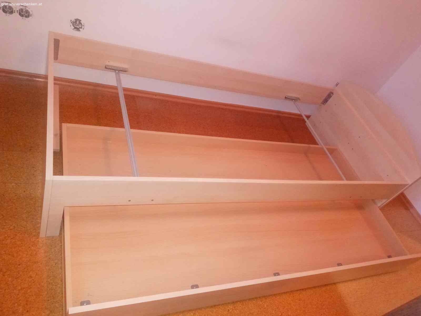Bett. Bett Ahorn 90×200cm ohne Matratze und ohne Lattenrost zu verschenken.