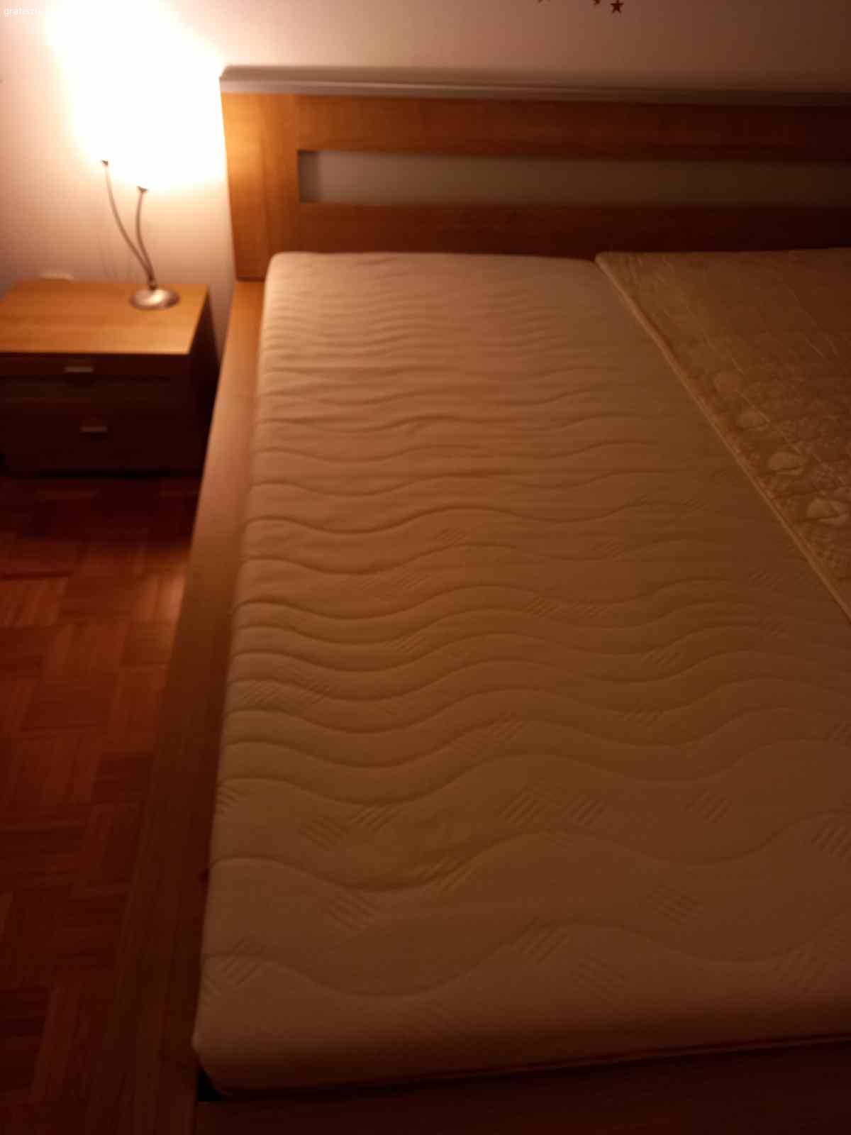 Bettanlage neuwertig und modern.2 Nachtkästchen, Lattenrost. Bettanlage neuwertig und modern.2 Nachtkästchen,  Lattenrost und Matratzen,  Abbau und Abholung ganz dringend. Bis spätestens Dienstag, 6.12.2022 abends.