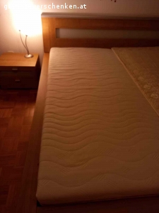 Bettanlage neuwertig und modern.2 Nachtkästchen, Lattenrost. Bettanlage neuwertig und modern.2 Nachtkästchen,  Lattenrost und Matratzen,  Abbau und Abholung ganz dringend. Bis spätestens Dienstag, 6.12.2022 abends.