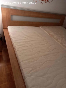 Bettanlage neuwertig und modern.2 Nachtkästchen, Lattenrost. Bettanlage neuwertig und modern.2 Nachtkästchen,  Lattenrost und Matratzen,  Abbau und Abholung ganz dringend. Bis spätestens Dienstag, 6.12.2022 abends.