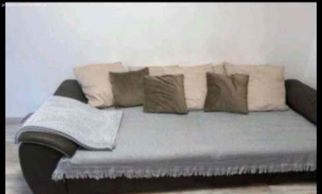 Big Sofa. Verschenke und nur Sachen die völlig in Ordnung sind. lNichts kaputtes oder Schrott!!!!

Muss nur links gereinigt werden, ist ne Arbeit von 30 min. Ansonsten ist die Couch in Ordnung. Nichts gerissen!
Alles muss raus wegen Umzug.
Linke  Seite um eine Spur tiefer