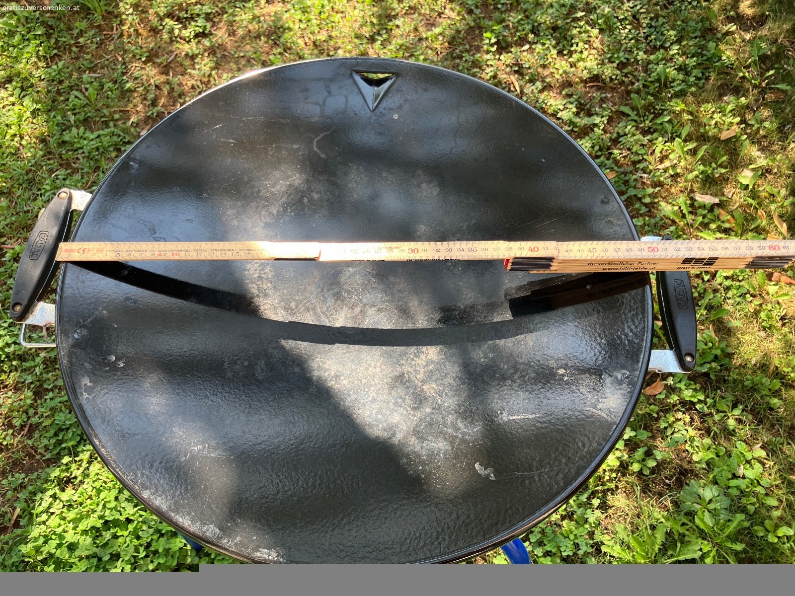 CADAC Gas-Wok-Griller / Partygrill – gratis abzugeben. Verschenke einen CADAC Gas-Wok-Griller / Partygrill mit stabilem Standgestell und großer runder Grill-/Wokplatte.

Der Griller ist schon älter und wurde gebraucht, befindet sich aber in einem ordentlichen gebrauchten Zustand. Ideal für Garten, Terrasse, Camping oder größere Grillrunden.

Details:

* CADAC Gasgriller / Wok-Griller
* große runde Grillfläche, ca. 60 cm Durchmesser
* Arbeitshöhe ca. 90 cm
* stabiles Metall-Untergestell
* Gasbetrieb mit Schlauch/Regler wie abgebildet
* seitliche Griffe
* Gebrauchsspuren auf der Grillfläche vorhanden – siehe Fotos

Ich gebe ihn ab, weil er bei mir nicht mehr verwendet wird. Vielleicht findet sich jemand, der noch Freude daran hat.

Gratis gegen Selbstabholung.
Privatabgabe, daher keine Garantie oder Gewährleistung.

Hinweis: Gasflasche ist nicht Bestandteil der Abgabe.