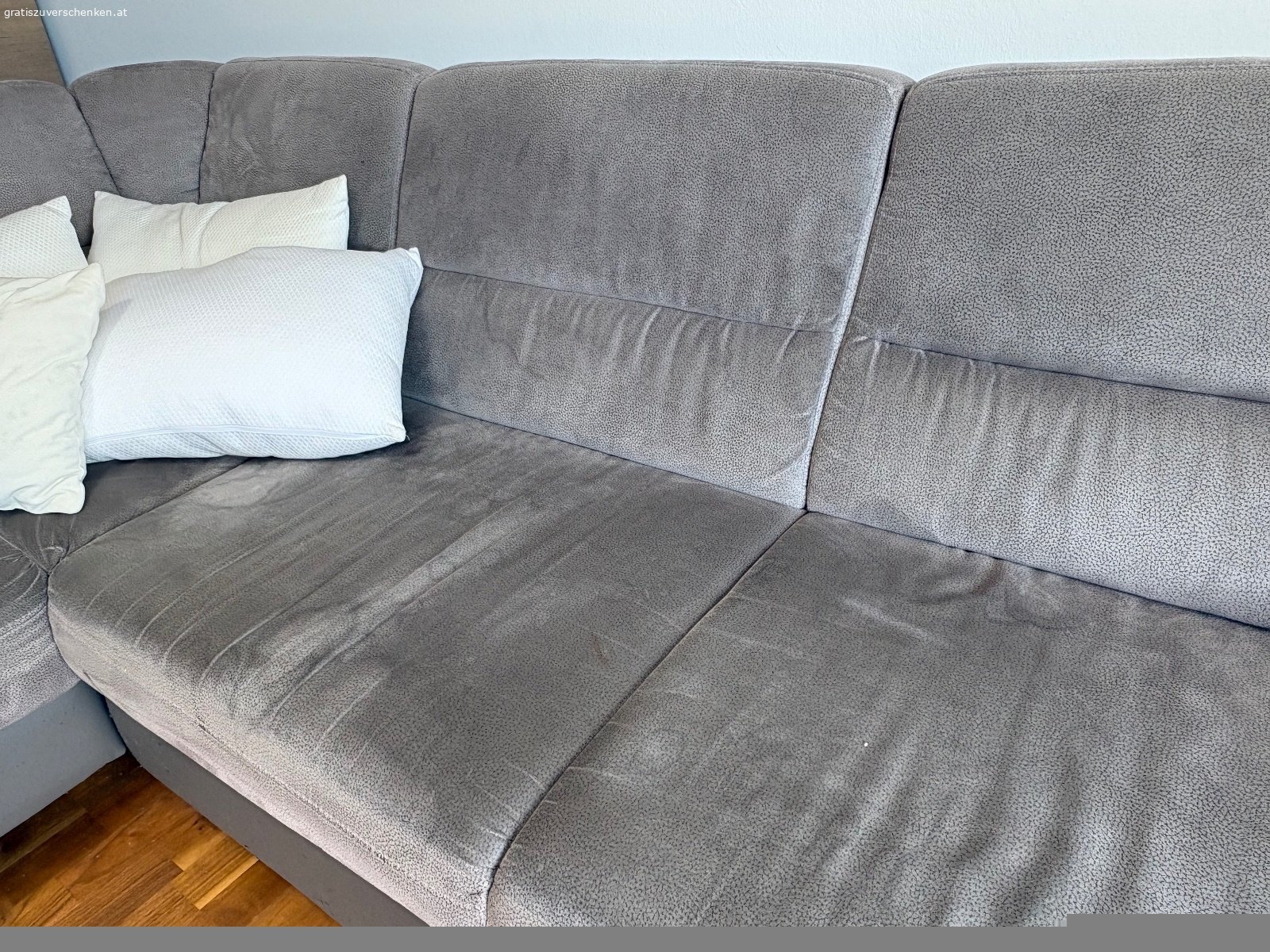 Couch mit Ausziehfunktion. Ca. 10 Jahre alt, starke Gebrauchspuren, Mikrofaser, leichte Flecken wahrscheinlich gut entfernbar.