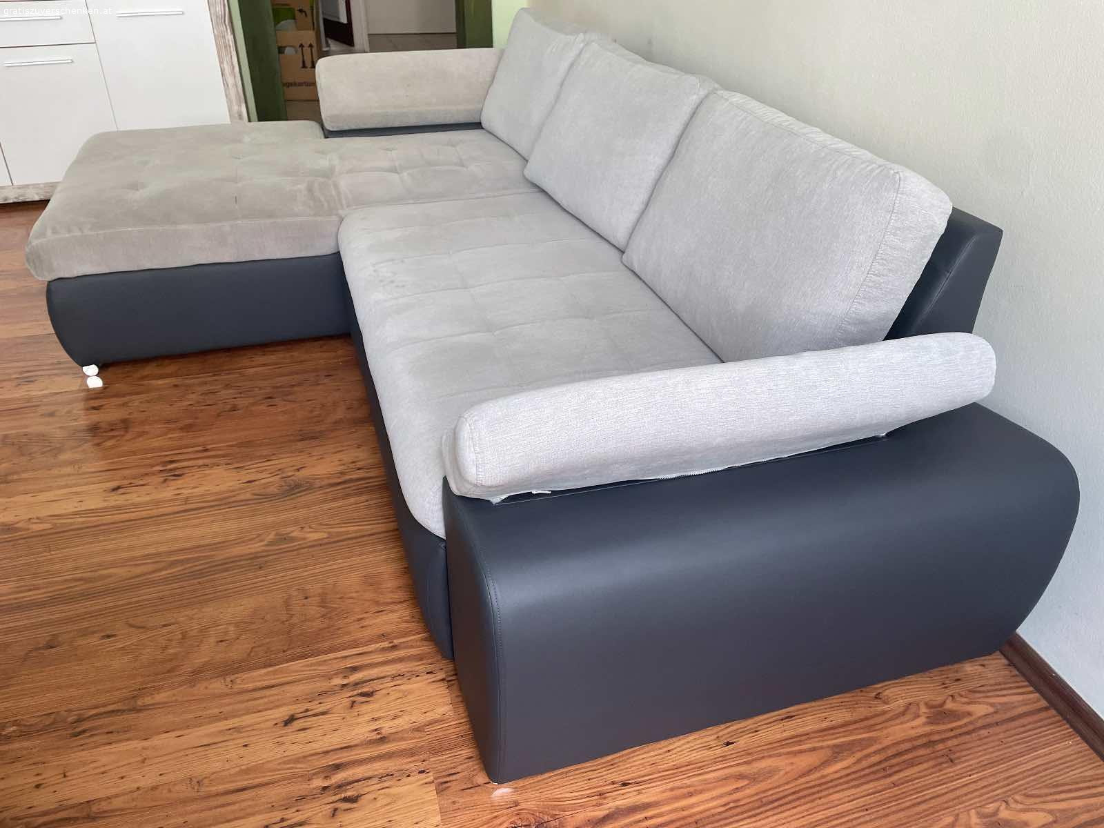 Couch. Gut erhaltene Couch für alle Lagen und die ganze Familie. Für Selbstabholer (und Selbtzerleger), nur am 13. Oktober in Wien-Favoriten