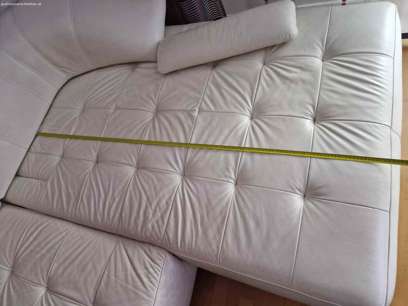 Couch. Ledercouch cremfarbe zu VERSCHENKEN !!!!!

....jederzeit in Knittelfeld abholbereit..... [ Ohne Polster ] bitte NUR SELBSTABHOLUNG....

Farbe: weiss

Leider hat der rote Polster spuren hinterlassen...ob das irgendwie rausgeht weiss ich leider nicht.....

Größe:

Länge: 2 m 90 cm

Breite: 1m 10 cm

Lehnenhöhe: 80 cm

Sitzfläche 90 cm

Sitzfläche verkleinerung möglich auf 70 cm