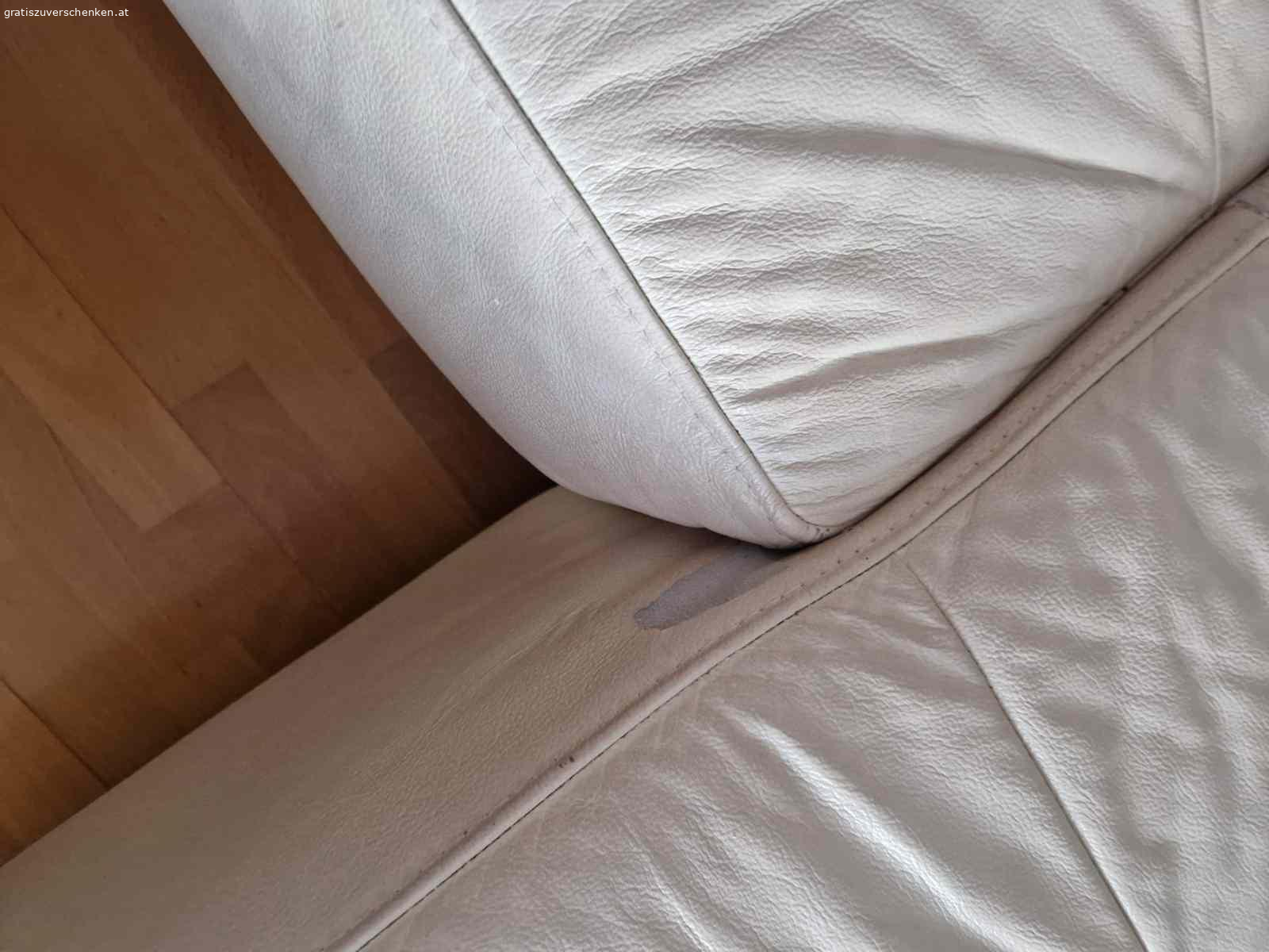 Couch. Ledercouch cremfarbe zu VERSCHENKEN !!!!!

....jederzeit in Knittelfeld abholbereit..... [ Ohne Polster ] bitte NUR SELBSTABHOLUNG....

Farbe: weiss

Leider hat der rote Polster spuren hinterlassen...ob das irgendwie rausgeht weiss ich leider nicht.....

Größe:

Länge: 2 m 90 cm

Breite: 1m 10 cm

Lehnenhöhe: 80 cm

Sitzfläche 90 cm

Sitzfläche verkleinerung möglich auf 70 cm