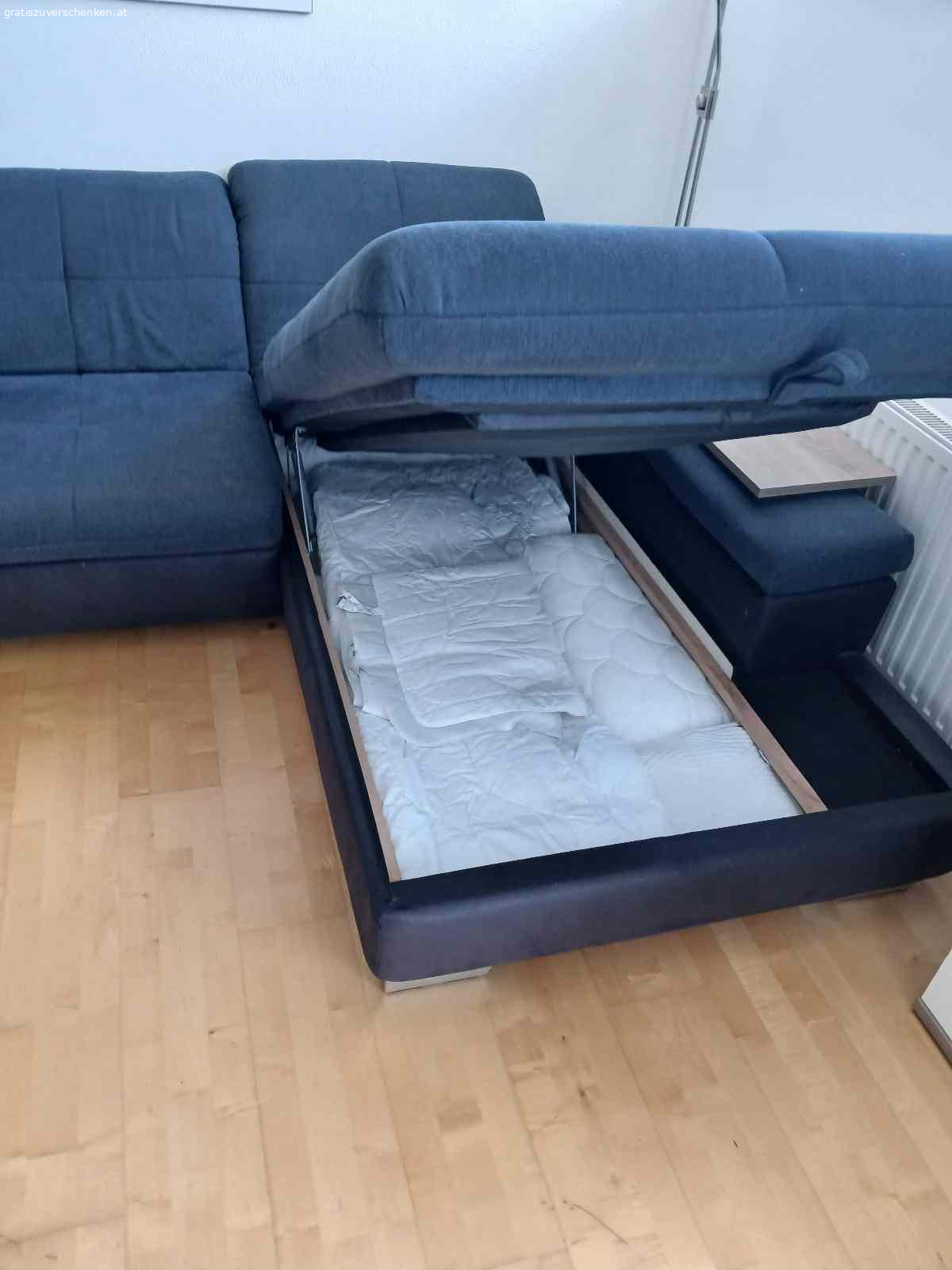 Couch. Schwarze Couch mit Stauraum