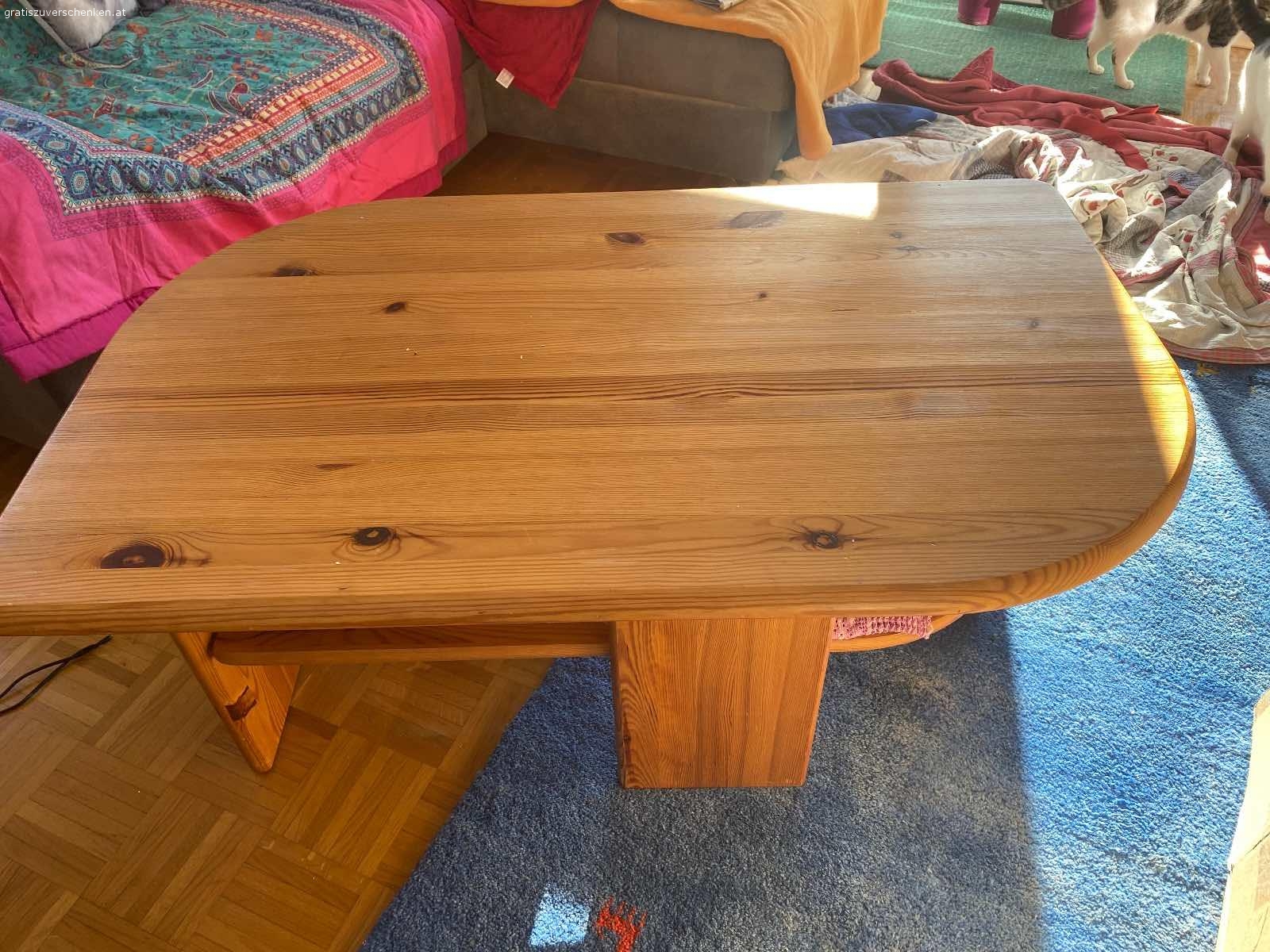 Couchtisch. Maße: 1,20 x 0;70 x0;50
Vollholz- Ablagefach unter der Tischplatte