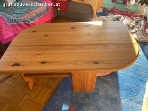 Couchtisch. Maße: 1,20 x 0;70 x0;50
Vollholz- Ablagefach unter der Tischplatte