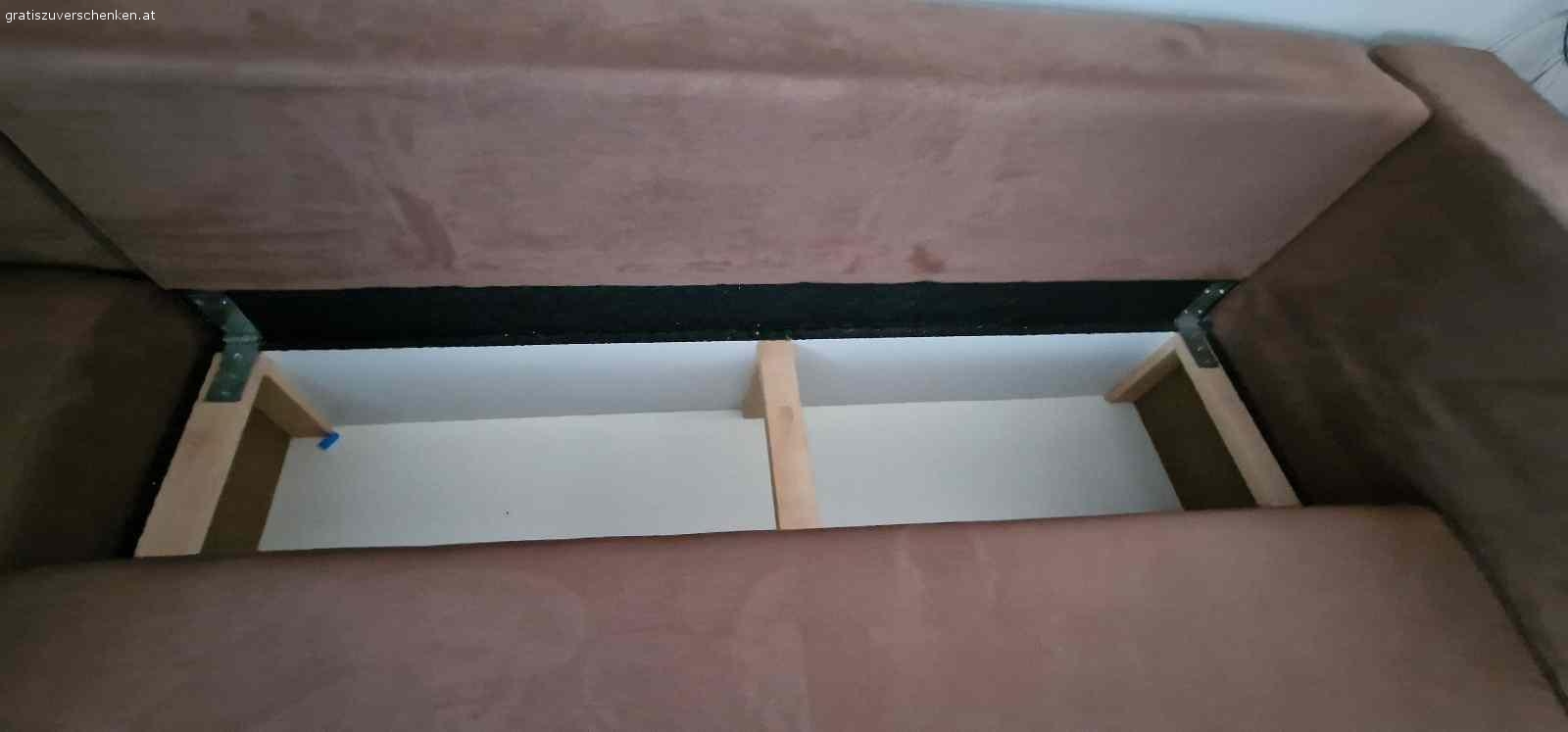 Coutch. Gebrauchte coutch in braun zu verschenken wegen Umzug zu groß 
Stoff durch wasserflecken verschmutzt da Imprägnierung nachgelassen hat ist aber gut zu reinigen . 
Coutch hat ausziehfunktion zum schlafen und Stauraum 
Maße sind 3m x 2.10m
Selbstabholung geht nur zu zweit da coutch sehr groß ist
Ist aber zum aushängen in zwei teile möglich