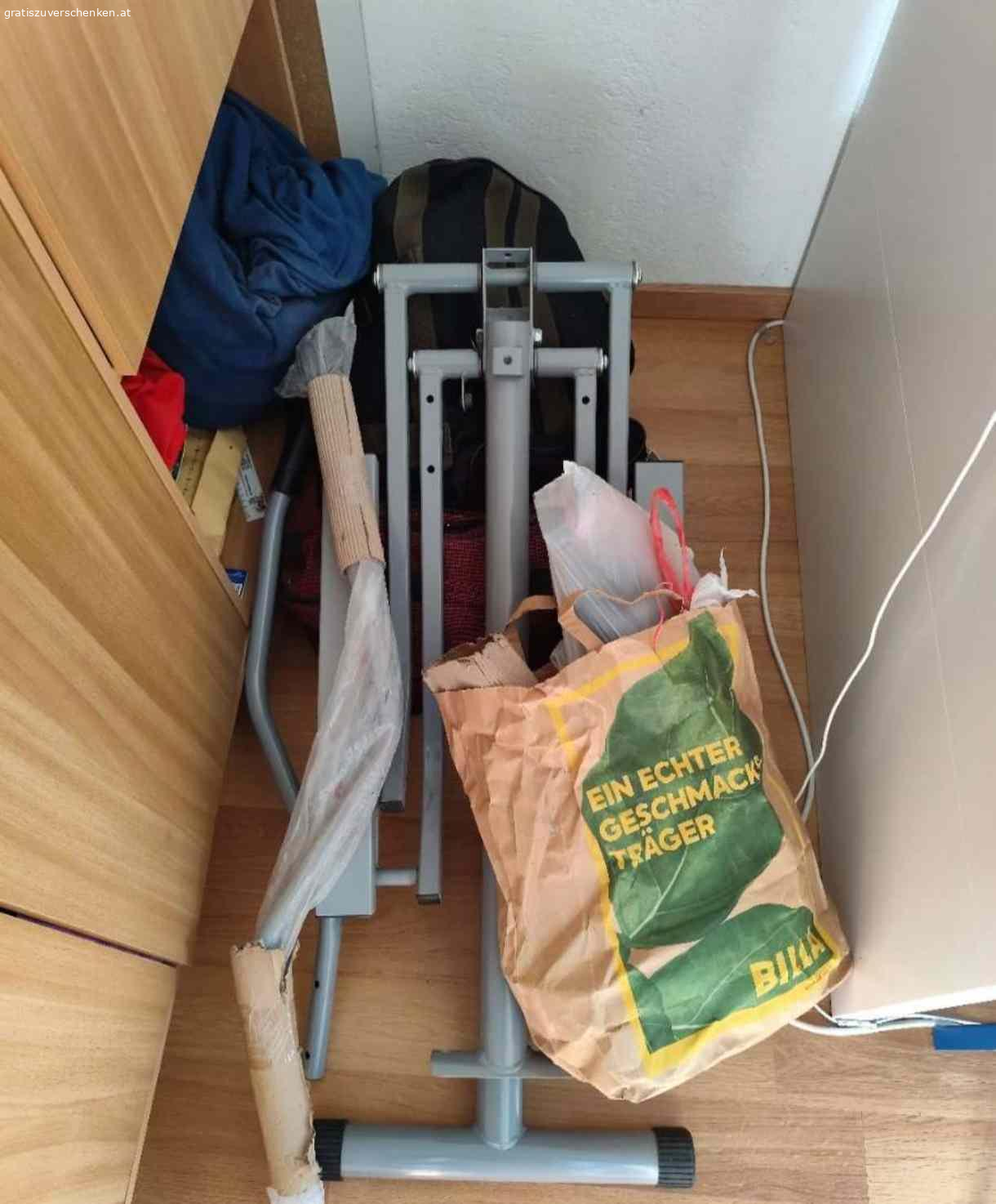 Crosstrainer. Verschenke diesen Crosstrainer. Die einzelnen Teile sind alle neuwertig und vorhanden. Sie müssten aber bei mir im 1. Stock wie sie sind abgeholt und zusammengebaut werden. Die Beschreibung habe ich aber nicht mehr.