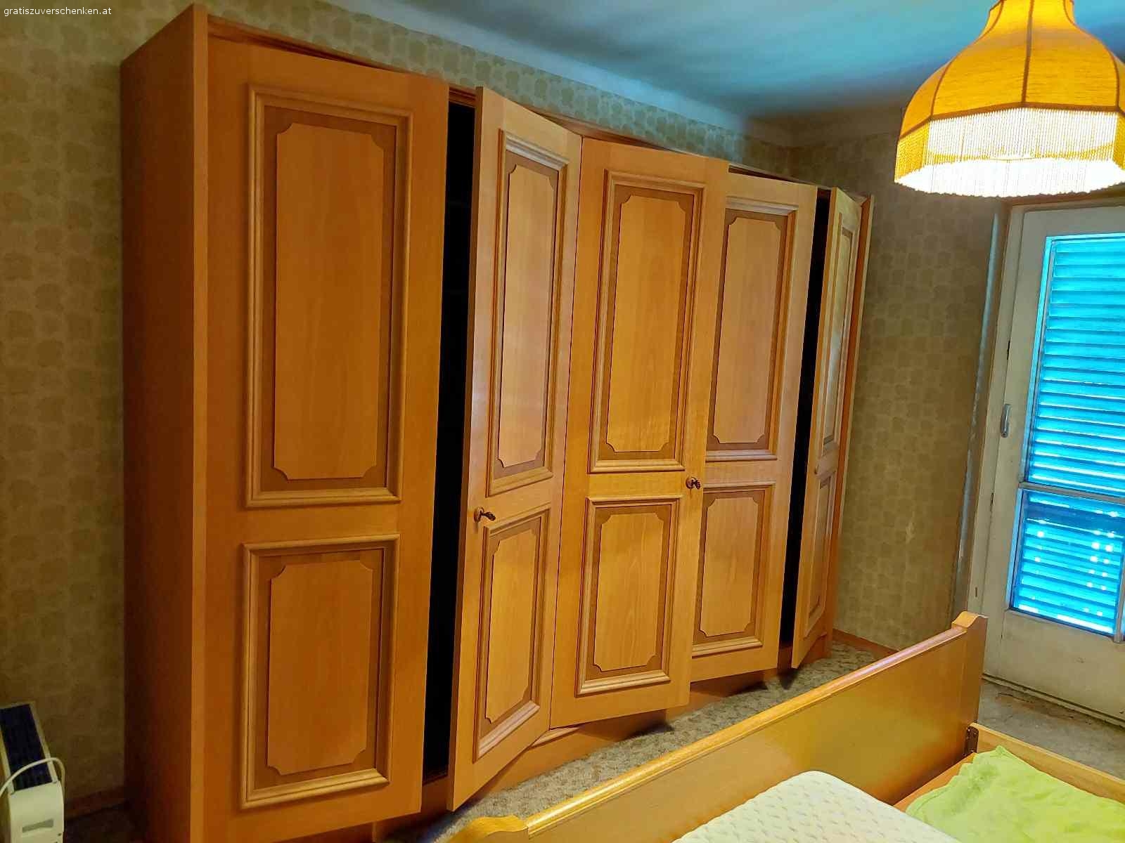 Diverse Möbel. Diverse Möbel und Küche inkl. Kühlschrank und Backofen zu verschenken