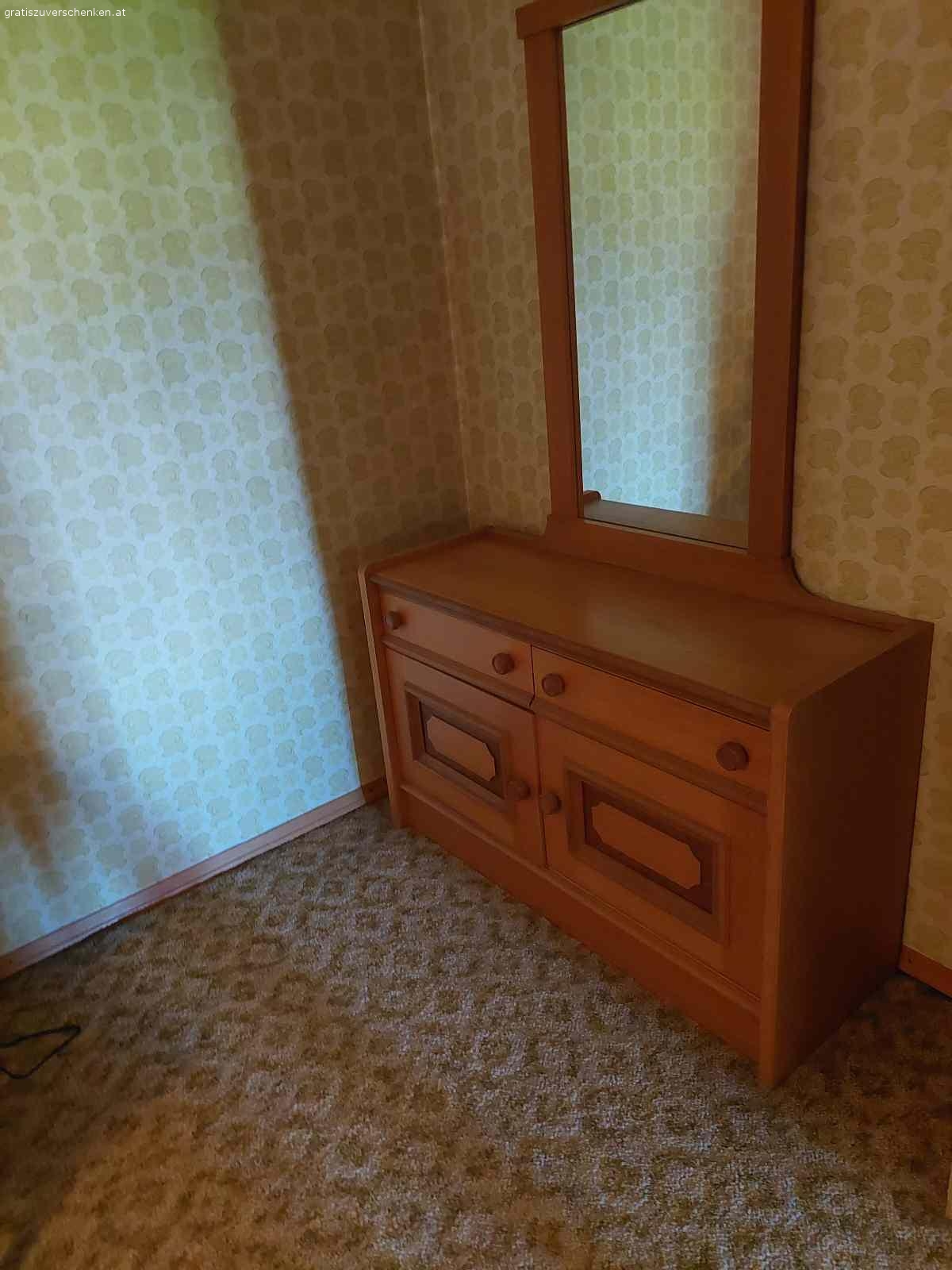 Diverse Möbel. Diverse Möbel und Küche inkl. Kühlschrank und Backofen zu verschenken