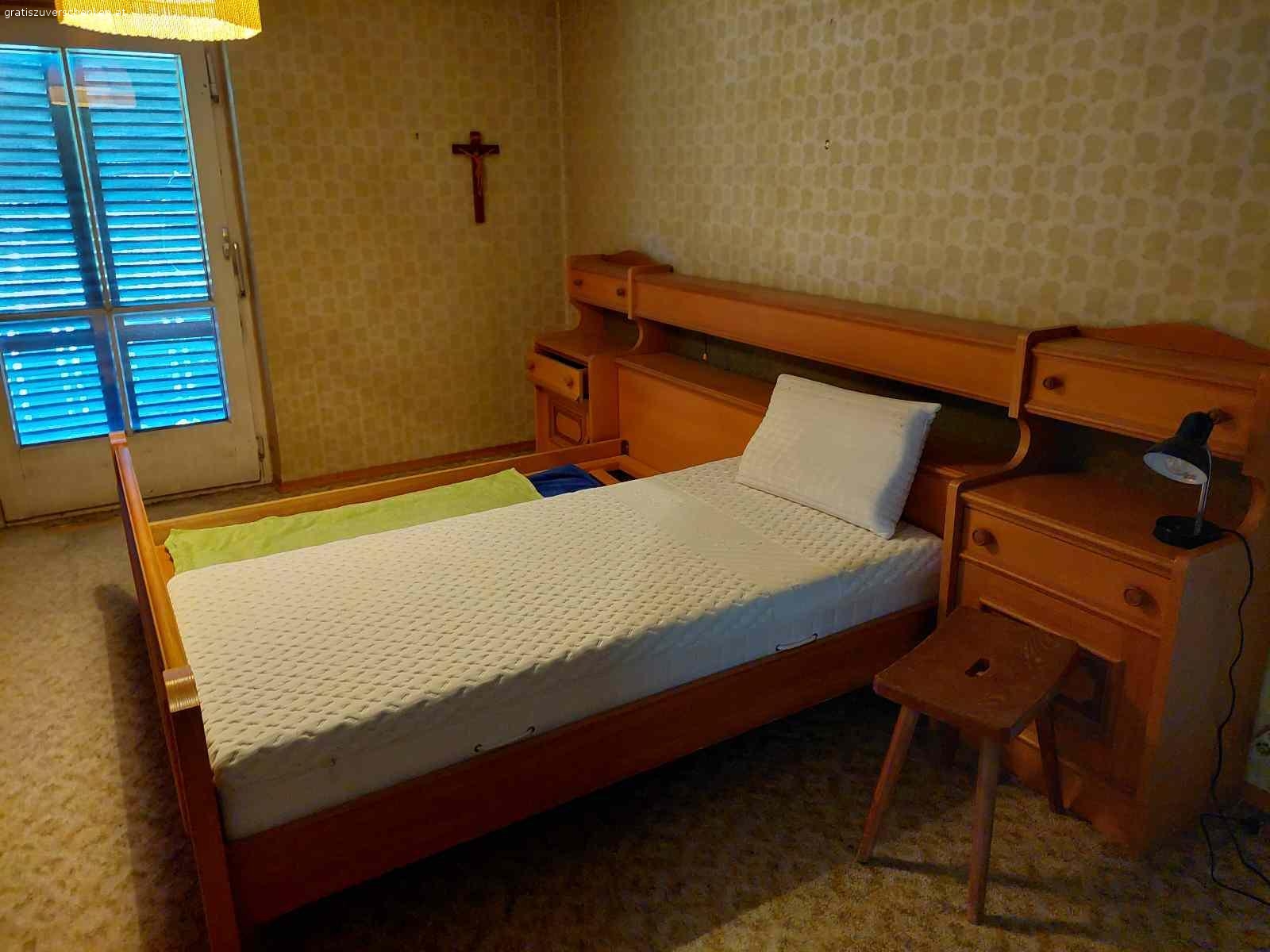 Diverse Möbel. Diverse Möbel und Küche inkl. Kühlschrank und Backofen zu verschenken