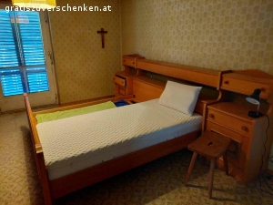 Diverse Möbel. Diverse Möbel und Küche inkl. Kühlschrank und Backofen zu verschenken