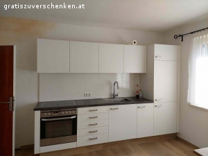 Diverse Möbel. Diverse Möbel und Küche inkl. Kühlschrank und Backofen zu verschenken