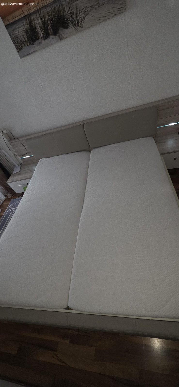 Doppeltbett. Ich verschenke ein Doppelbett: Schlafgröße 180x200, mit Nachtkästchen ist die Breite 240 cm. Das Bett hat ein integriertes Licht. Abholung nur am Freitag, den 12.6. von 17-19 Uhr oder Samstag von 9-12 Uhr möglich.