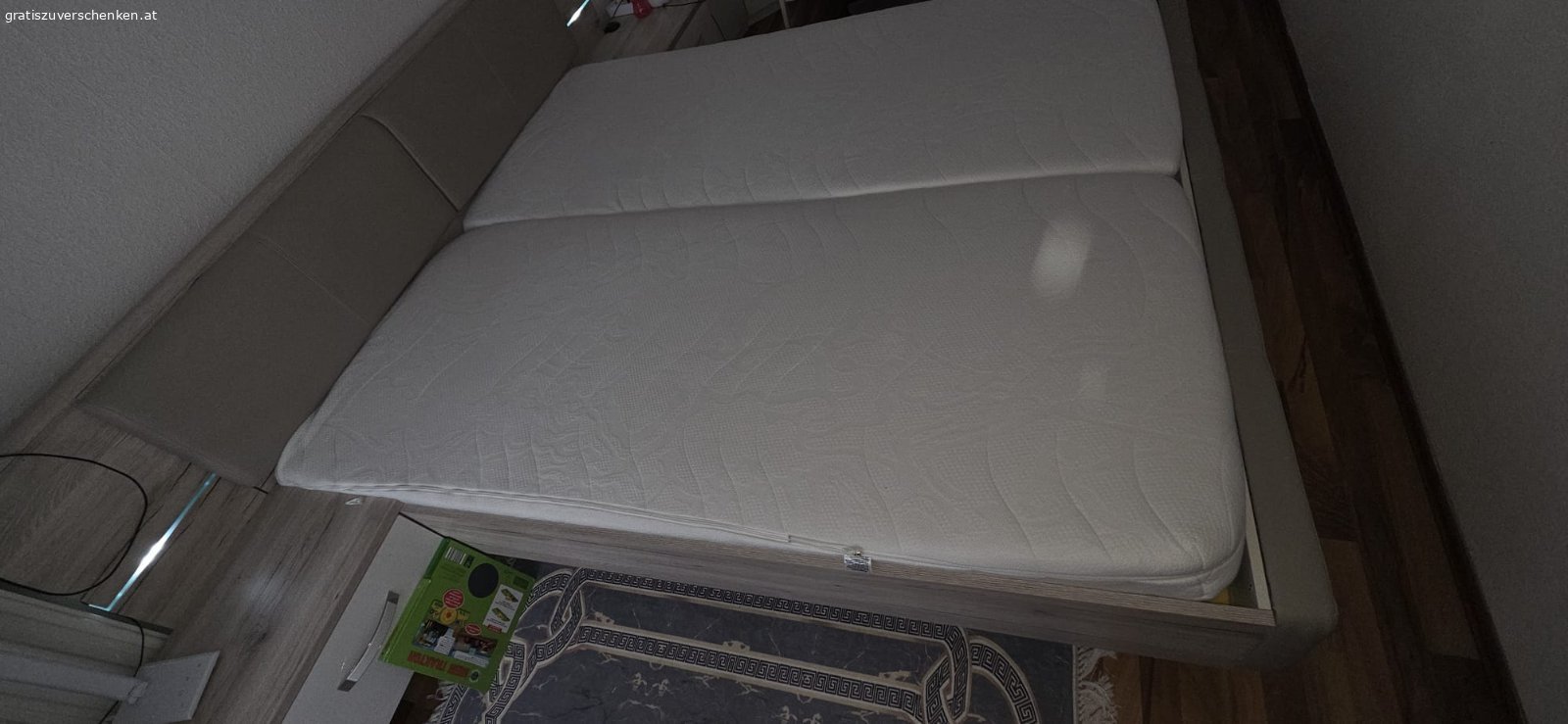 Doppeltbett. Ich verschenke ein Doppelbett: Schlafgröße 180x200, mit Nachtkästchen ist die Breite 240 cm. Das Bett hat ein integriertes Licht. Abholung nur am Freitag, den 12.6. von 17-19 Uhr oder Samstag von 9-12 Uhr möglich.