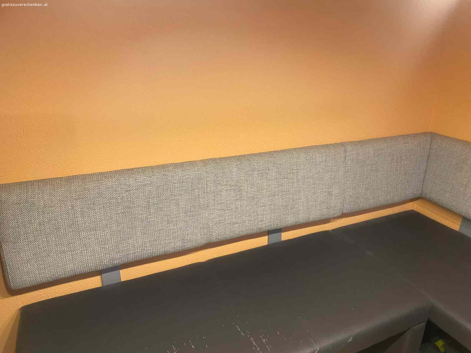 Eckbank aus Kunstleder. Eckbank ca. 130x180, Sitzfläche aus Kunstleder grau, Lehne aus Stoff grau, auch einzeln aufstellbar