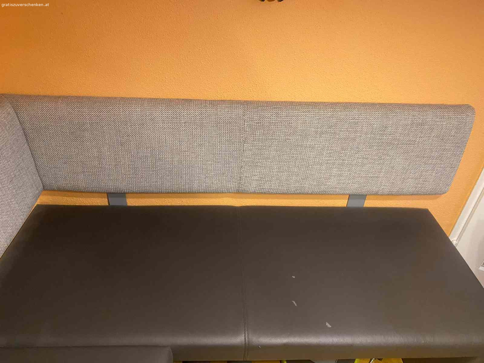 Eckbank aus Kunstleder. Eckbank ca. 130x180, Sitzfläche aus Kunstleder grau, Lehne aus Stoff grau, auch einzeln aufstellbar