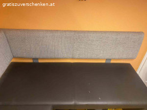 Eckbank aus Kunstleder. Eckbank ca. 130x180, Sitzfläche aus Kunstleder grau, Lehne aus Stoff grau, auch einzeln aufstellbar