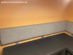 Eckbank aus Kunstleder. Eckbank ca. 130x180, Sitzfläche aus Kunstleder grau, Lehne aus Stoff grau, auch einzeln aufstellbar