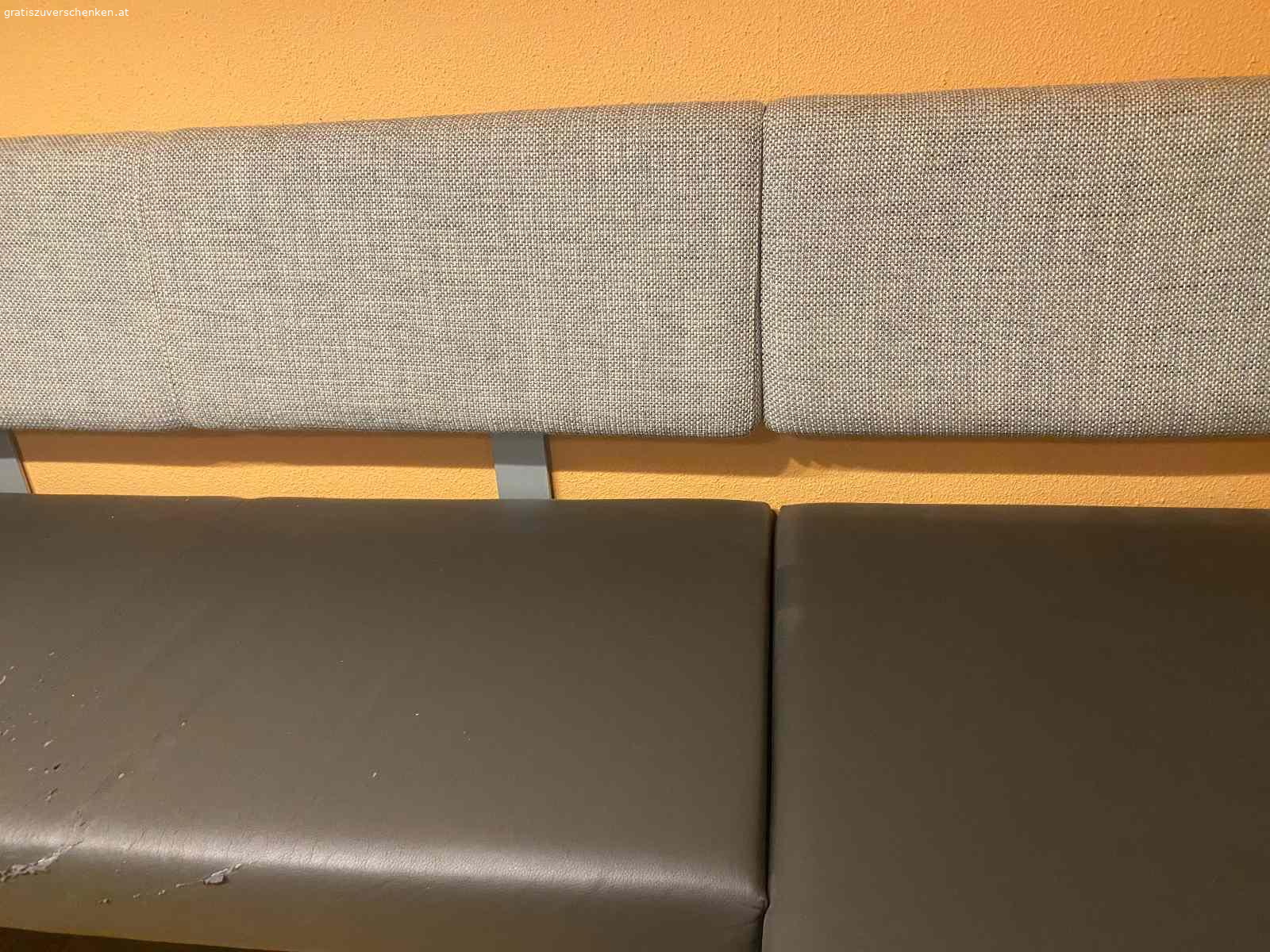Eckbank aus Kunstleder. Eckbank ca. 130x180, Sitzfläche aus Kunstleder grau, Lehne aus Stoff grau, auch einzeln aufstellbar