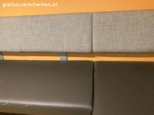 Eckbank aus Kunstleder. Eckbank ca. 130x180, Sitzfläche aus Kunstleder grau, Lehne aus Stoff grau, auch einzeln aufstellbar