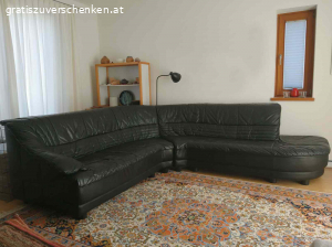 Eckcouch echt Leder. Verschenke gepflegte und sehr bequeme schwarze Eckcouch für 5 - 6 Personen, echtes Leder, gut erhalten und gute Qualität, geringe Gebrauchsspuren, Nichtraucherhaushalt. Außenabmessungen 270 x 240 cm, seitliche Breite 95 cm, Lehnenhöhe 80 cm, Sitztiefe 60 cm, Sitzhöhe 40 cm, Rückenansicht gleiches Leder, freistehen im Raum möglich, teilbar und somit leicht zu transportieren.