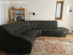 Eckcouch echt Leder. Verschenke gepflegte und sehr bequeme schwarze Eckcouch für 5 - 6 Personen, echtes Leder, gut erhalten und gute Qualität, geringe Gebrauchsspuren, Nichtraucherhaushalt. Außenabmessungen 270 x 240 cm, seitliche Breite 95 cm, Lehnenhöhe 80 cm, Sitztiefe 60 cm, Sitzhöhe 40 cm, Rückenansicht gleiches Leder, freistehen im Raum möglich, teilbar und somit leicht zu transportieren.