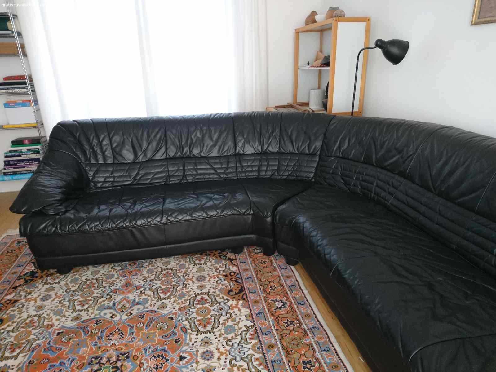 Eckcouch echt Leder. Verschenke gepflegte und sehr bequeme schwarze Eckcouch für 5 - 6 Personen, echtes Leder, gut erhalten und gute Qualität, geringe Gebrauchsspuren, Nichtraucherhaushalt. Außenabmessungen 270 x 240 cm, seitliche Breite 95 cm, Lehnenhöhe 80 cm, Sitztiefe 60 cm, Sitzhöhe 40 cm, Rückenansicht gleiches Leder, freistehen im Raum möglich, teilbar und somit leicht zu transportieren.