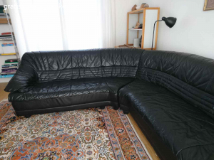 Eckcouch echt Leder. Verschenke gepflegte und sehr bequeme schwarze Eckcouch für 5 - 6 Personen, echtes Leder, gut erhalten und gute Qualität, geringe Gebrauchsspuren, Nichtraucherhaushalt. Außenabmessungen 270 x 240 cm, seitliche Breite 95 cm, Lehnenhöhe 80 cm, Sitztiefe 60 cm, Sitzhöhe 40 cm, Rückenansicht gleiches Leder, freistehen im Raum möglich, teilbar und somit leicht zu transportieren.