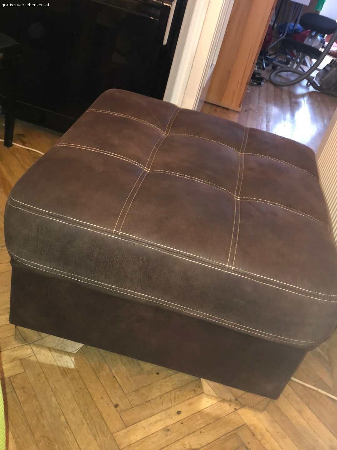 Eckcouch mit Hocker zu verschenken!. Aufgrund von Platzmangel in der neuen Wohnung ist diese Couch abzugeben. Leider hat sie durch eine nicht geglückte Reinigung vermehrt Wasserflecken und Wasserräder bekommen. Die Couch und der Hocker sind aber voll in Takt und in Ordnung. Wenn man, so wie ich es tat, eine Tagesdecke auf die Sitzfläche gibt, sieht die Couch sehr gut aus. Keine Bettfunktion.