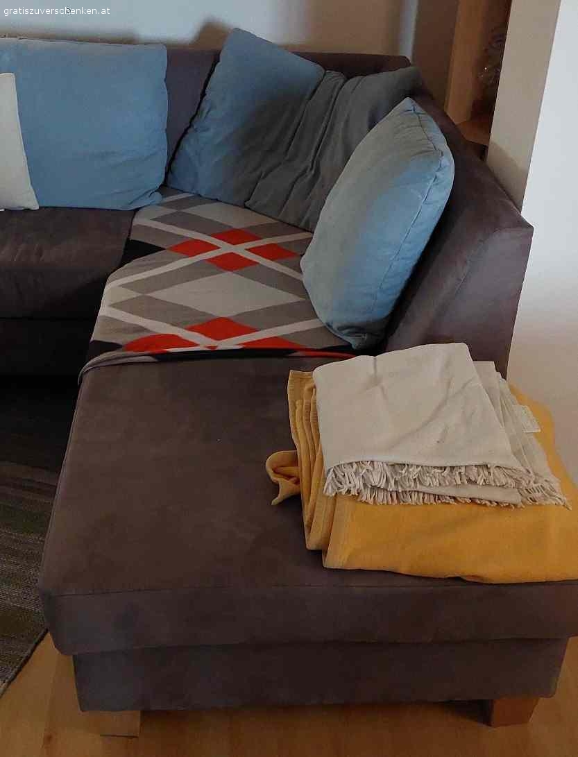 Ecksofa mit Bettfunktion. Ecksofa mit Bettfunktion und Polster; Microfaserbezug; Maße ca. 235*195