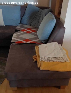 Ecksofa mit Bettfunktion. Ecksofa mit Bettfunktion und Polster; Microfaserbezug; Maße ca. 235*195