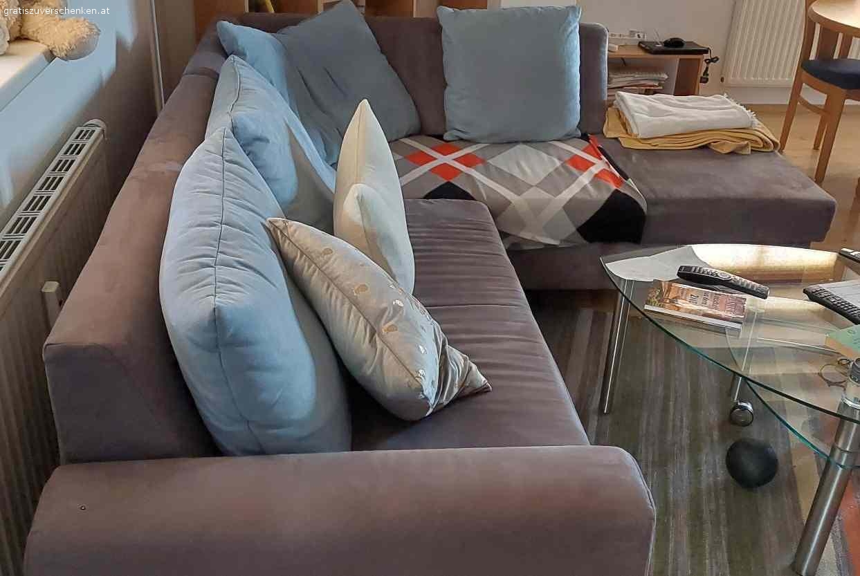 Ecksofa mit Bettfunktion. Ecksofa mit Bettfunktion und Polster; Microfaserbezug; Maße ca. 235*195